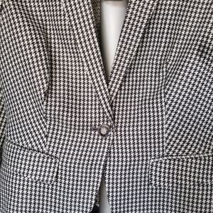 Blazer size 2 mix of acrylic and wool wear once